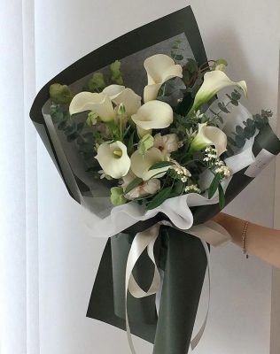 8 white calla lilies bouquet