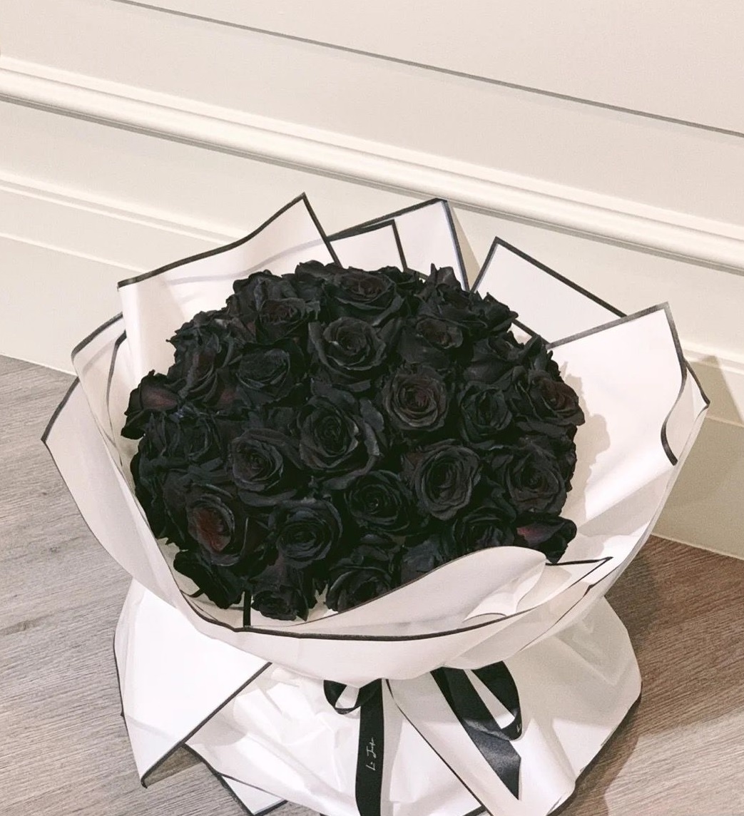 99 black roses bouquet